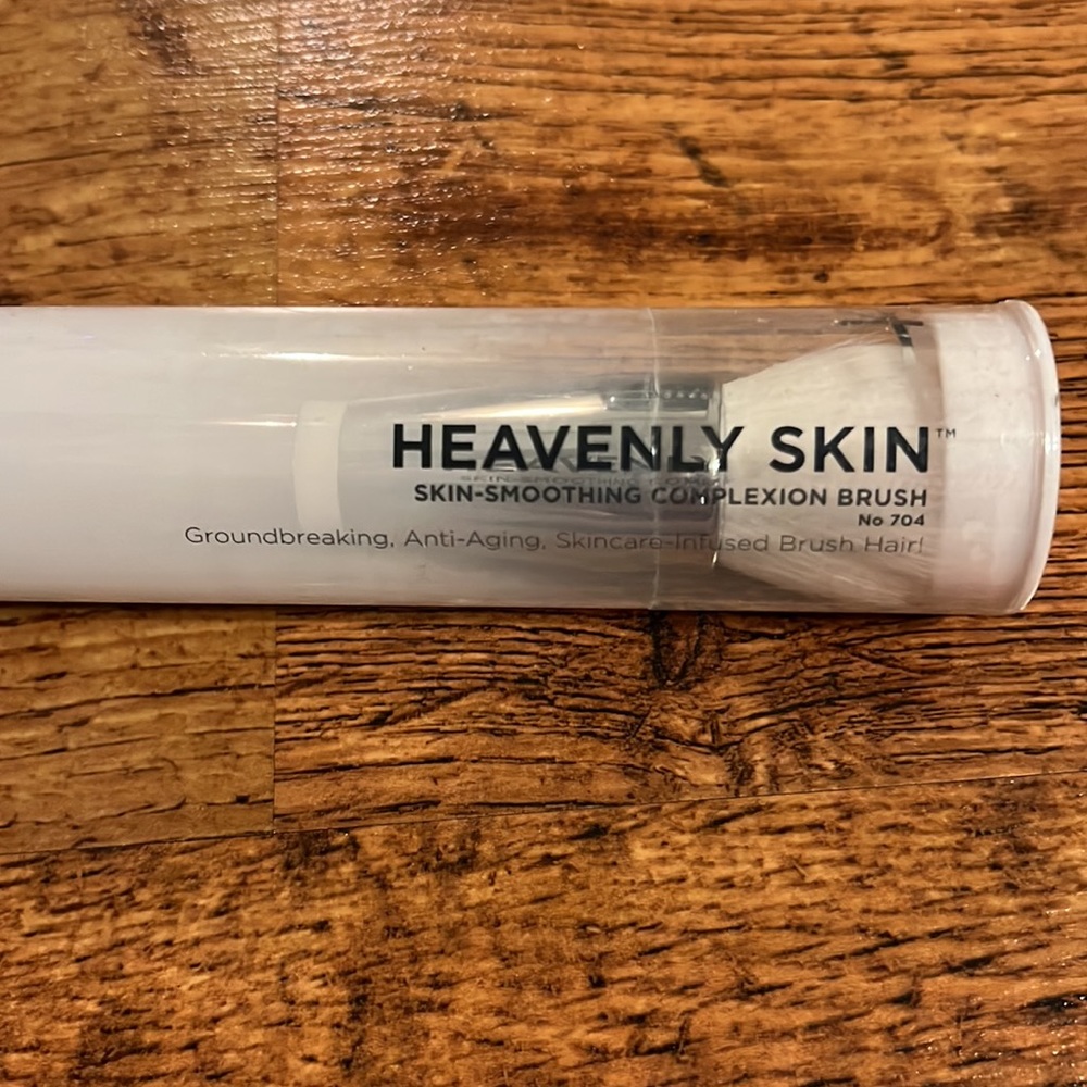 It Cosmetics Complexion Brush(New) - Picture 2 of 4